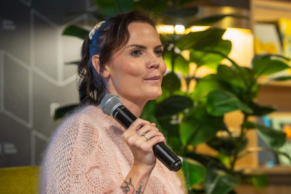 Mallukas ehk Mallu Mariann Treimann-Legrant lõi koos abikaasaga veebilehe Ettevaatust.ee, mis aga võib olla vastuolus andmekaitseseadusega.